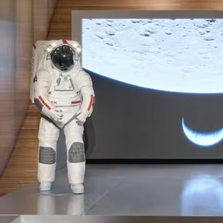 Prada et Axiom Space ont présenté une nouvelle combinaison pour les astronautes. © Axiom Space